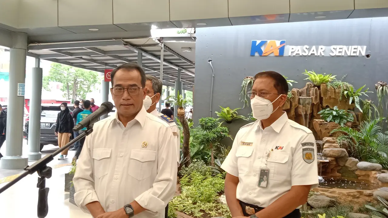 Menteri Perhubungan (Menhub) Budi Karya Sumadi di Stasiun Pasar Senen, Jakarta, Rabu (12/1/2022).