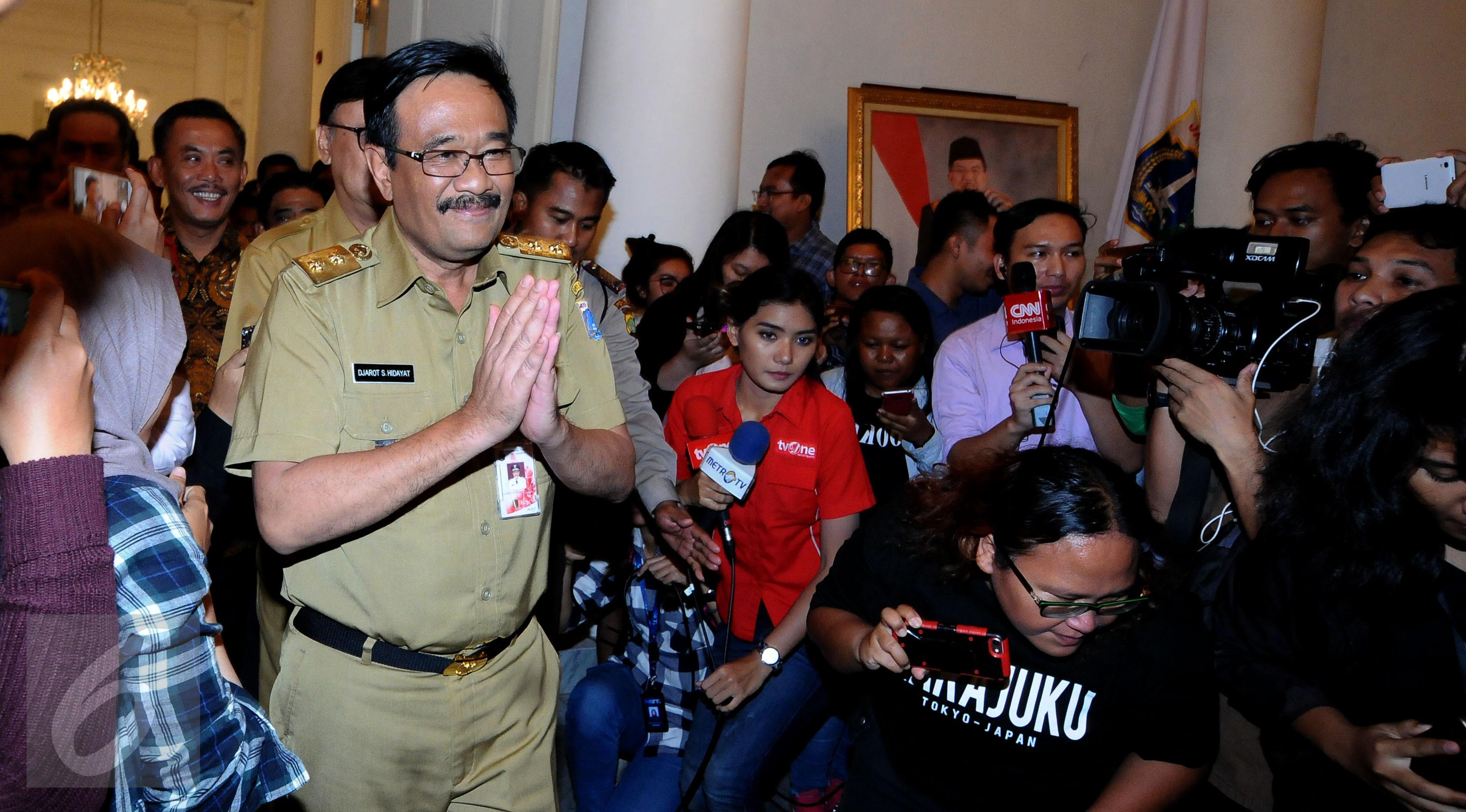 Wagub DKI Djarot Saiful Hidayat menyapa pewarta jelang serah terima nota penugasan di Balai Agung Jakarta, Selasa (9/5). Djarot menjabat Plt Gubernur hingga masa jabatannya habis, Oktober 2017. (Liputan6.com/Helmi Fithriansyah)
