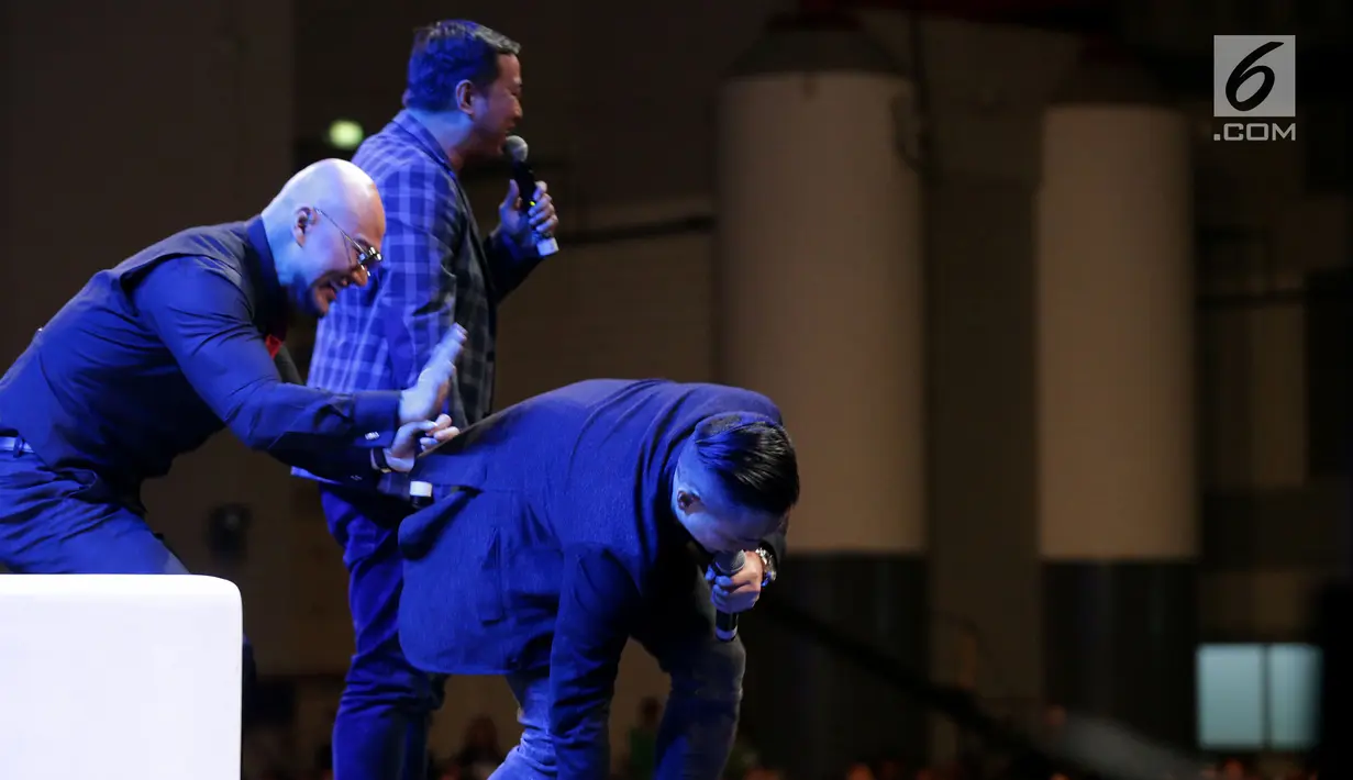 Ekspresi Deddy Corbuzier (kiri) saat mendapat roasting dari Pandji Pragiwaksono (tengah) di Jakarta Internasional Comedy Festival (JICOMFEST) 2019 di JIExpo, Jakarta, Sabtu (3/8/2019). Ini merupakan penampilan pertama Deddy Corbuzier melakukan stand up comedy. (Bola.com/Peksi Cahyo Priambodo)