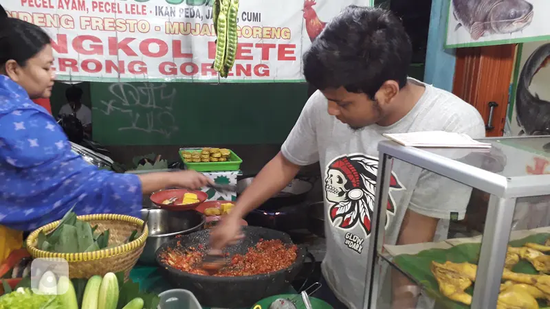 Kuliner Malam Jumat: Pedasnya Sambal Setan yang Menggugah Selera