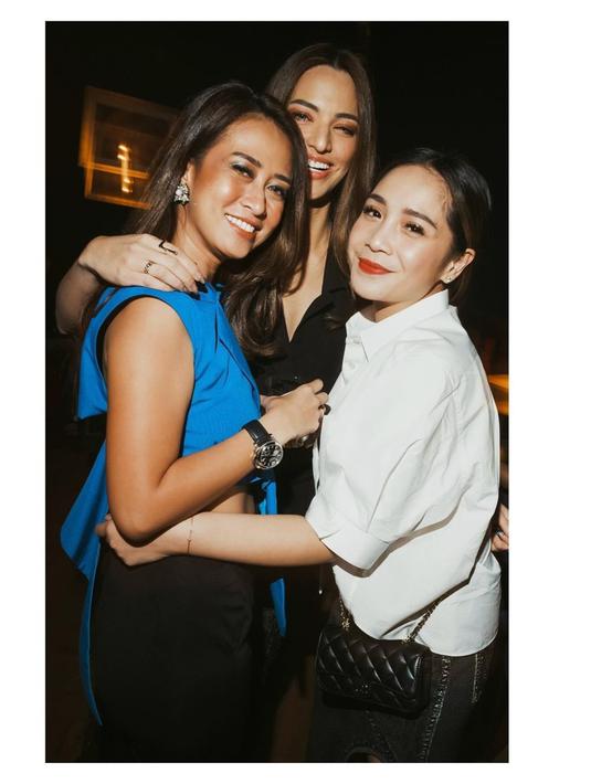 Sebagai sahabat, Nagita Slavina juga tidak absen pada acara ultah Gita Janu. Bahkan, video jogetnya yang tersebar di media sosial sempat viral. Untuk diketahui, Gita Janu merupakan istri dari Dicky Ramadhani, yang merupakan kakak tiri Nia Ramadhani. (Liputan6.com/IG/@gitajanu)