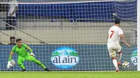 Striker UEA, Ali Mabkhout, saat melakukan eksekusi penalti ke gawang Timnas Indonesia yang dikawal kiper Wawan Hendrawan di Stadion Al Maktoum (10/10/2019). (AFP/Karim Sahib)