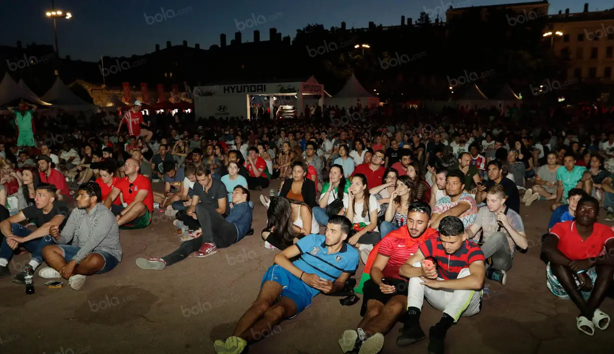 Fanzone Kota Lyon yang nyaman membuat lokasi ini layak dijadikan tempat kumpul keluarga untuk mengisi hari raya Idul Fitri dengan hiburan Piala Eropa 2016. (Bola.com/Vitalis Yogi Trisna)
