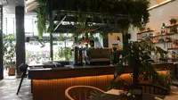 Kafe yang mengusung tema tropical garden tak hanya menghadirkan suasana hijau, tetapi sajian khas Thailand.&nbsp;(Liputan6.com/Putu Elmira)
&nbsp;