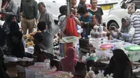 Suasana saat warga berburu makanan dan minuman untuk berbuka puasa atau takjil di kawasan Bendungan Hilir, Jakarta, Kamis (17/5). (Merdeka.com/Iqbal Nugroho)