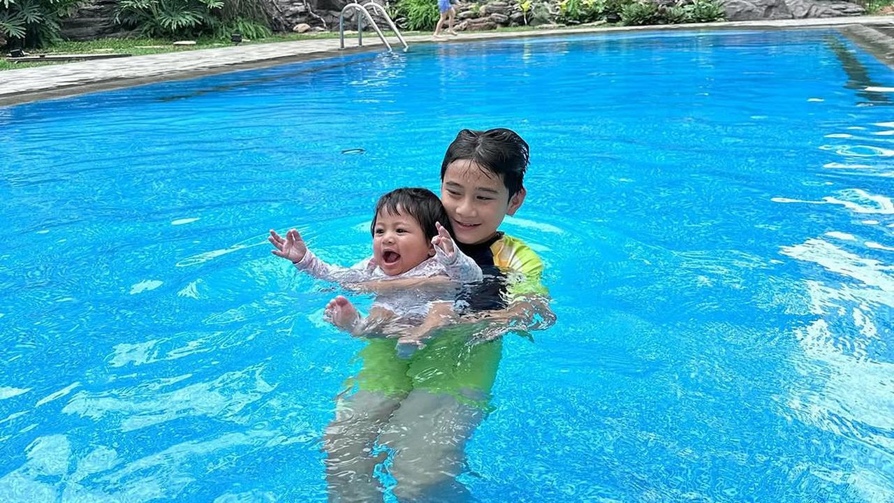 Potret Gemas Rafathar Ajak Lily Berenang, Jadi Kakak yang Sabar dan Jagain Banget Adiknya