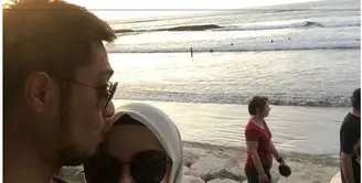 Tujuh tahun sudah pernikahan Ferry Ardiansyah dan Tasya Nur Medina. Pasangan yang telah dikaruniai seorang anak itu ketemu pertama kali di sebuah stasiun televisi. (Instagram/ferryardiansyah19)