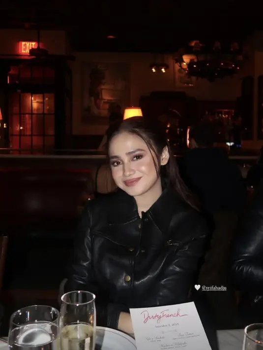 Dengan jaket kulit yang dikenakannya, tampilan Syifa Hadju terlihat begitu elegan sekaligus modern.  [Foto: Instagram/ Syifa Hadju]