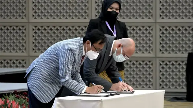 Nota kesepahaman (MoU) antara Badan Penyelenggara Jaminan Produk Halal (BPJPH) dengan beberapa lembaga dari luar negeri di Halal 20 (H20), Kamis (17/11/2022).