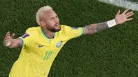 Pemain Brasil,&nbsp;Neymar merayakan gol kedua timnya ke gawang Korea Selatan saat laga 16 besar Piala Dunia 2022 yang berlangsung di Stadion 974, Selasa (05/12/2022). (AP/Pavel Golovkin)