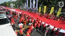 Relawan Jokowi-Ma'ruf Amin membawa bendera raksasa sepanjang sekitar 200 meter saat menyambut pelantikan Presiden-Wapres terpilih periode 2019-2024 di sekitar Patung Kuda, Jakarta, Minggu (20/10/2019). (merdeka.com/Arie Basuki)
