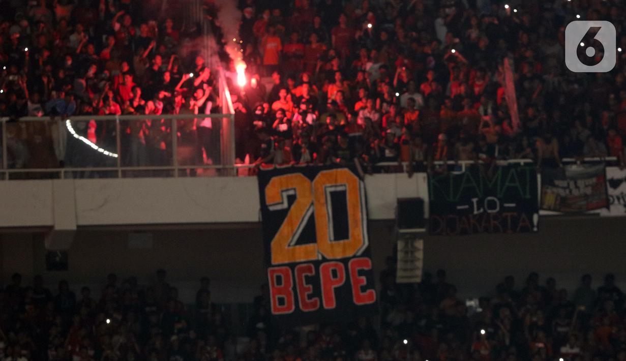 Suporter membentangkan spanduk saat menyaksikan laga perpisahan pemain Persija, Bambang Pamungkas pada Shopee Liga 1 Indonesia, SUGBK Jakarta, Selasa (17/12/2019). Laga lawan Persebaya menjadi pertandingan terakhir Bambang Pamungkas sebagai pesepakbola profesional. (Liputan6.com/Helmi Fithriansyah)