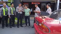 Petugas Polresta Malang Kota menindak pemilik dan pengendara mobil dengan variasi lampu blitz ini&nbsp;usai videonya viral di media sosial (Liputan6.com/Zainul Arifin)