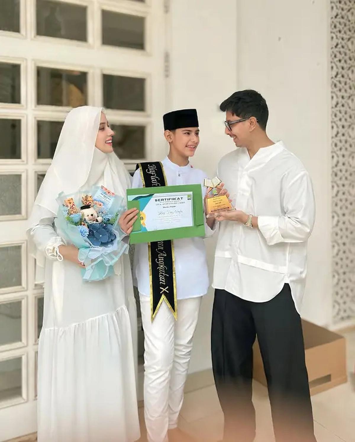 6 Potret King Faaz Wisuda Juz 28 Jelang Idul Adha, Fairuz dan Sonny Septian Bangga