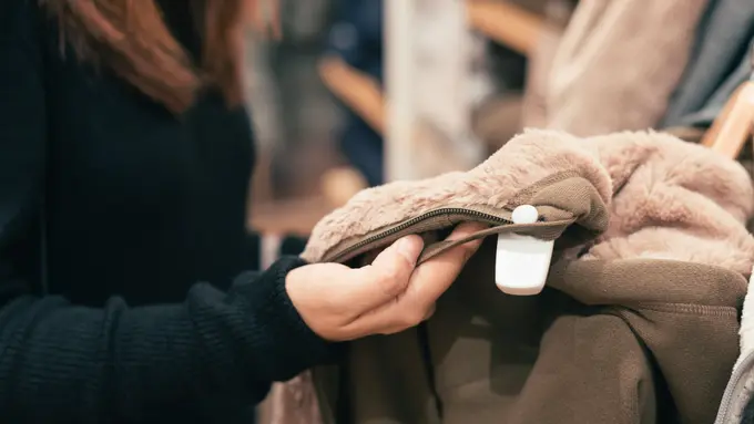 [Fimela] Membeli Pakaian