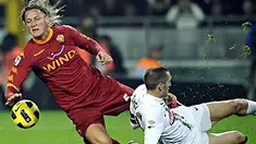 Bek Juventus Giorgio Chiellini menjegal bek AS Roma Philippe Mexes pada laga Serie A di Stadio Olimpico Grande, Turin, 13 November 2010. AFP PHOTO/Filippo MONTEFORTE