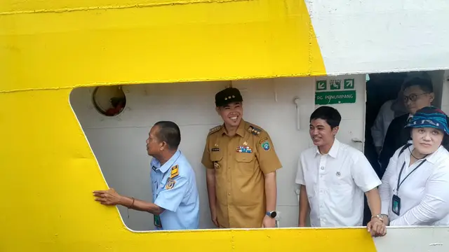 Bupati Pangkep Muhammad Yusran Lalogau bersama Wamenkes Dante saat berada di KMP Arwana menuju Pulau Sabutung, Desa Mattiro Kanja untuk memantau Cek Kesehatan Gratis (CKG).