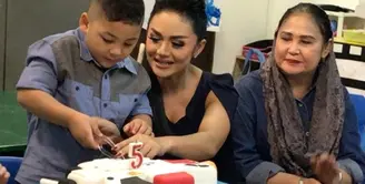 Belakangan ini seringkali heboh dengan perayaan ulang tahun anak selebriti dengan konsep yang mewah. Namun lain halnya dengan Krisdayanti yang baru saja merayakan ulang tahun Kellen Alexander  Lemos dengan cara sederhana. (Instagram/kellen.12)