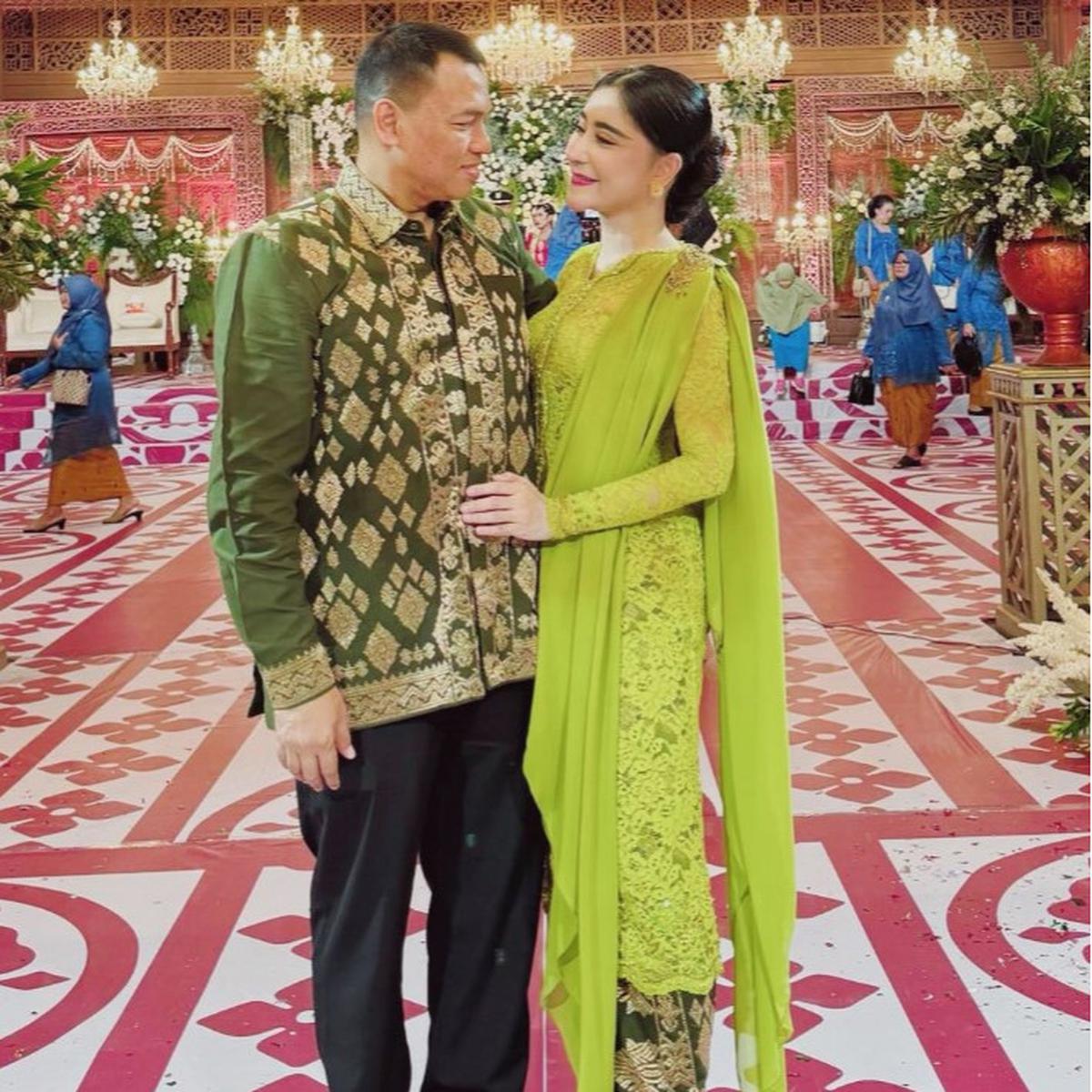 Potret Model Kebaya Panjang Uut Permatasari