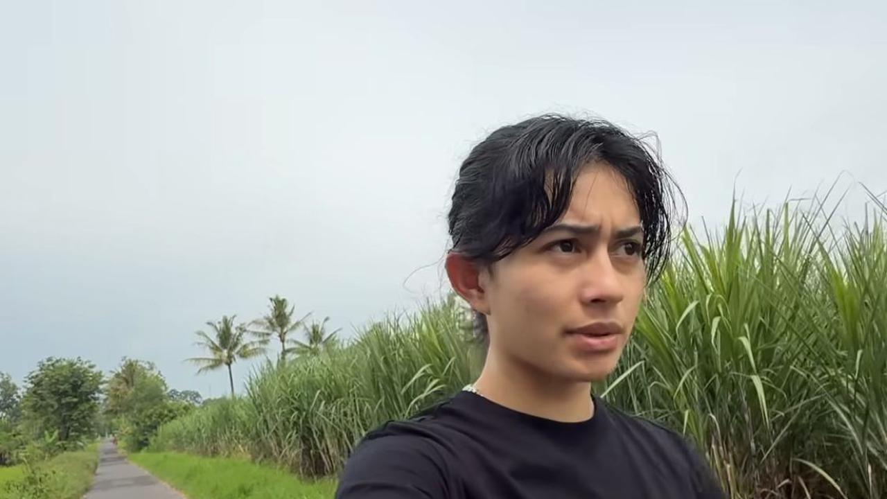 Potret Sintya Marisca Nyemplung ke Sawah Bantu Petani Menanam Padi
