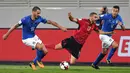 Gelandang Albania, Eros Grezda, terjatuh saat berusaha melewati bek Italia, Leonardo Bonucci, pada laga kualifikasi Piala Dunia 2018 di Stadion Loro Borici, Senin (9/20/2017). Italia menang 1-0 atas Albania. (AFP/Dimitar Dilkoff)