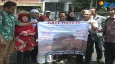 Puluhan jemaah menuntut bos travel Assyifa Mandiri menyerahkan diri ke polisi.