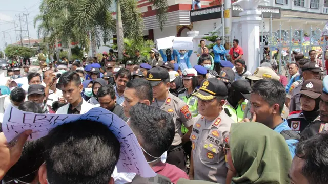Polres Cilacap mengedepankan pendekatan persuasif dalam demonstrasi menolak RKUHP di Cilacap, Jawa Tengah. (Foto: Liputan6.com/Polres Cilacap/Muhamad Ridlo)