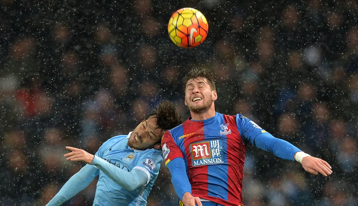Pemain Manchester City, David Silva (kiri) berduel dengan pemain Crystal Palace,  Joel Ward pada lanjutan liga premier Inggris di Stadion Etihad, Manchester, Sabtu (16/1/2016). (AFP Photo/Paul Ellis)