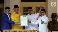 Ketua Umum Golkar Airlangga Hartarto (kedua kiri), Ketua Umum PAN Zulkifli Hasan (kiri), dan Ketua Umum PKB Muahimin Iskandar (kanan) mengangkat dokumen saat deklarasi dukungan kepada Ketua Umum Gerindra Prabowo Subianto (kedua kanan) untuk maju sebagai calon presiden di Museum Proklamasi, Jakarta, Minggu (13/8/2023). Golkar dan PAN memutuskan memberikan dukungan kepada Prabowo Subianto untuk maju sebagai calon presiden periode 2024-2029. (Liputan6.com/Faizal Fanani)