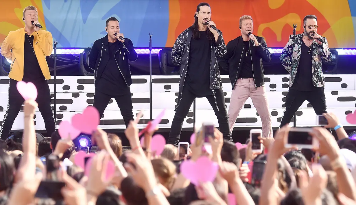 Nick Carter, Howie D., Kevin Richardson, Brian Littrell, dan AJ McLean dari Backstreet Boys menghibur penonton saat tampil di ABC "Good Morning America" di SummerStage di Rumsey Playfield, Central Park, New York (13/7). (AFP Photo/Michael Loccisano)