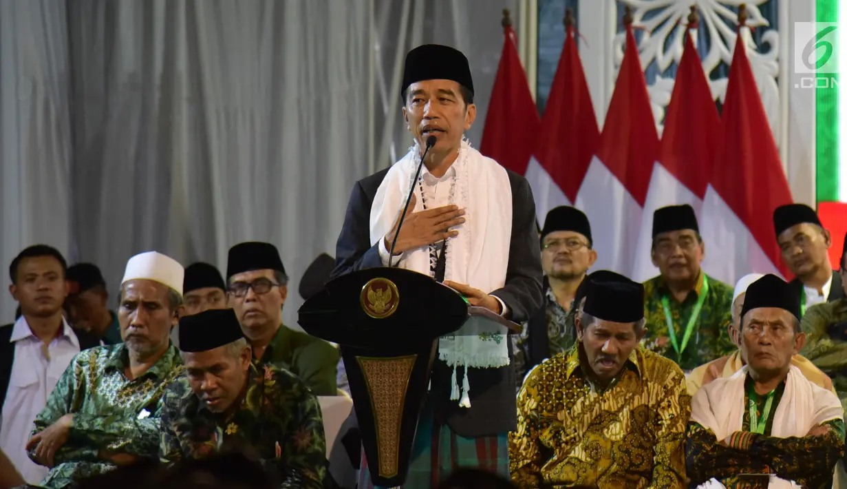 Presiden Joko Widodo memberi sambutan saat menghadiri pembukaan musyawarah nasional dan konferensi besar Nahdlatul Ulama di Banjar, Jawa Barat, Rabu (27/2). (Liputan6.com/Angga Yuniar)