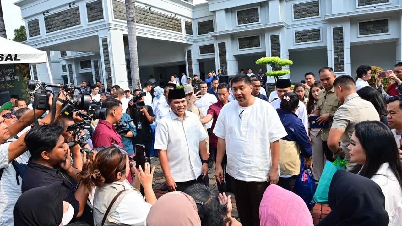 FOTO: TNI AL Salurkan Bantuan Sembako untuk Warga Menteng Tenggulun