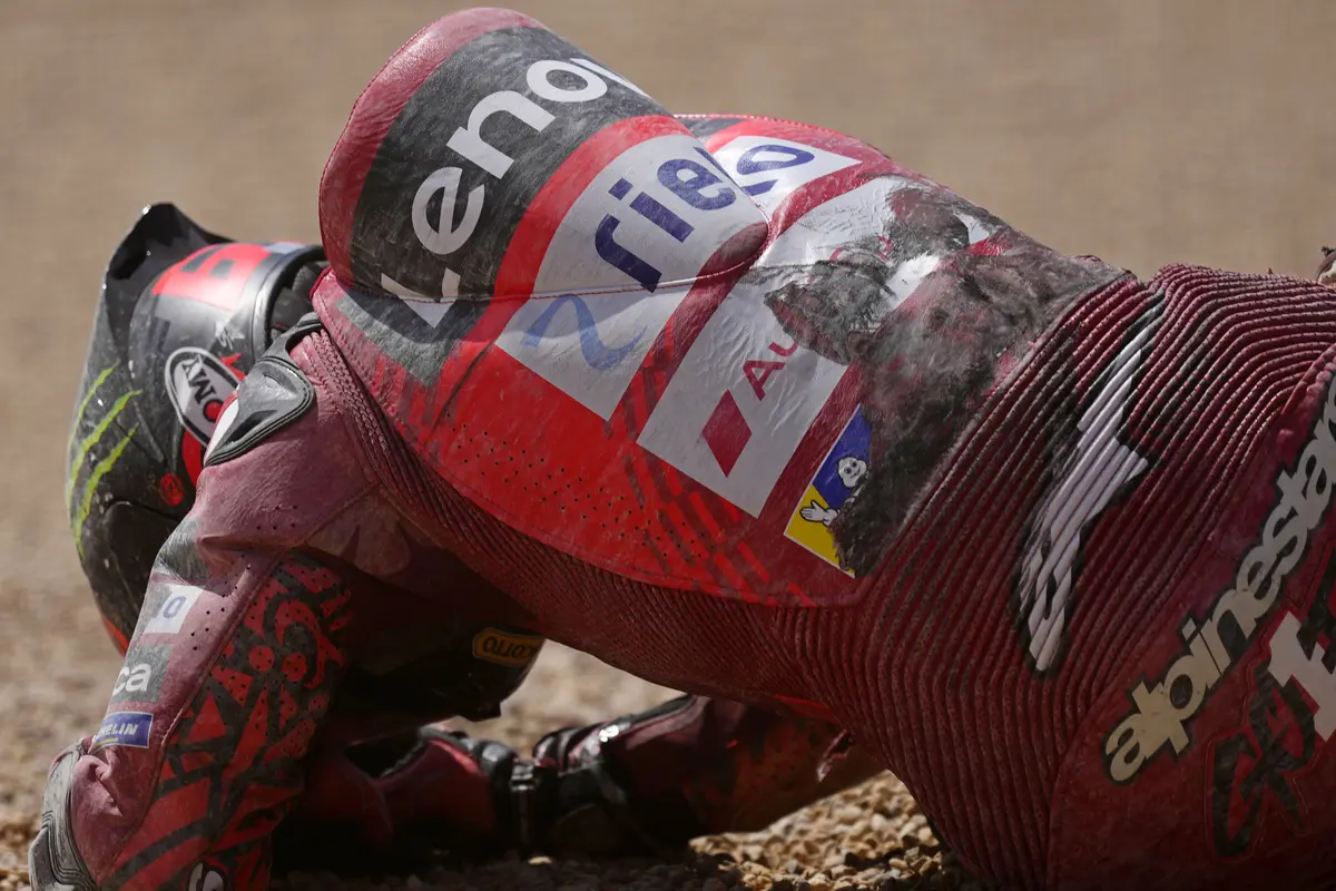 Foto: Insiden Tabrakan Bagnaia dan Alex Marquez di MotoGP Aragon 2024