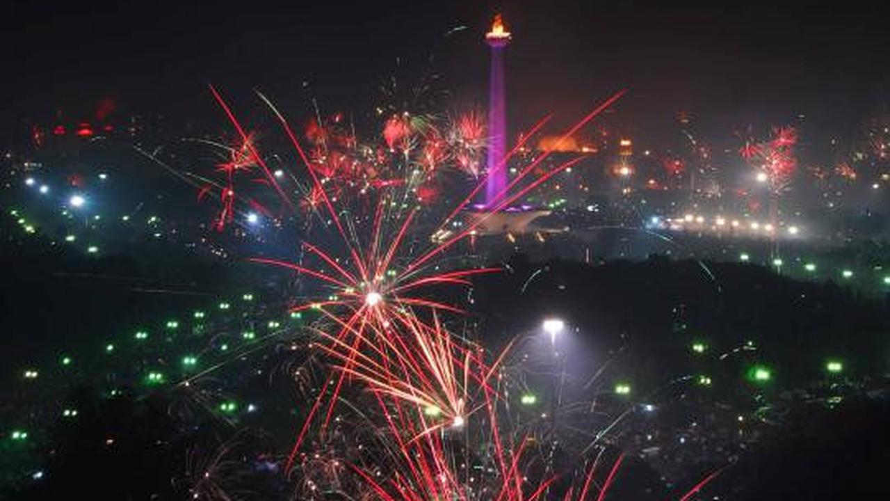 Pesta kembang api sambut tahun baru 2013 di Monas