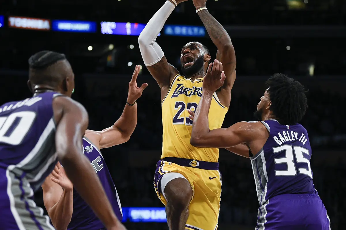 Aksi LeBron James saat Lakers melawan Kings di pramusim NBA
