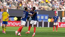 Pemain Prancis Kylian Mbappe, kiri, merayakan gol bersama rekan setimnya Ousmane Dembele setelah mencetak gol dalam laga babak 32 besar Piala Dunia 2026 antara Prancis vs Swedia di East Rutherford, New Jersey, dekat New York, Selasa, 30 Juni 2026. (AP Photo/Seth Wenig)