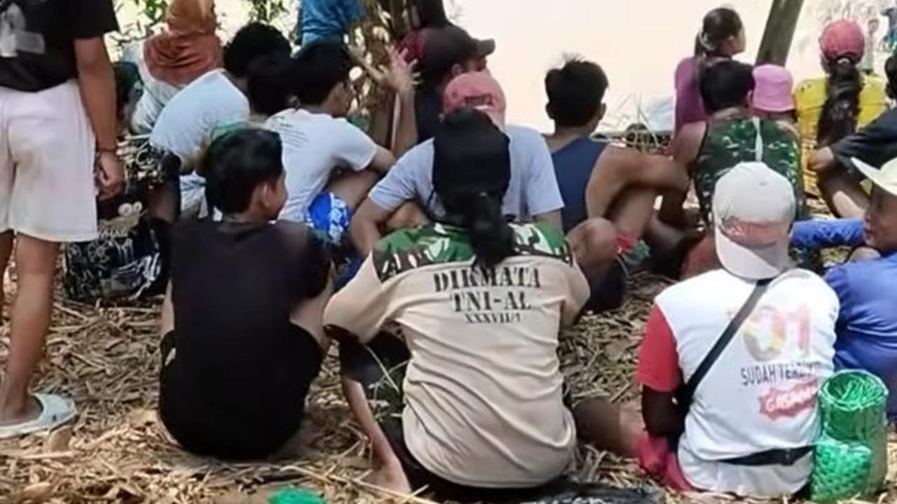 Warga Grobogan ramai-ramai turun ke sungai