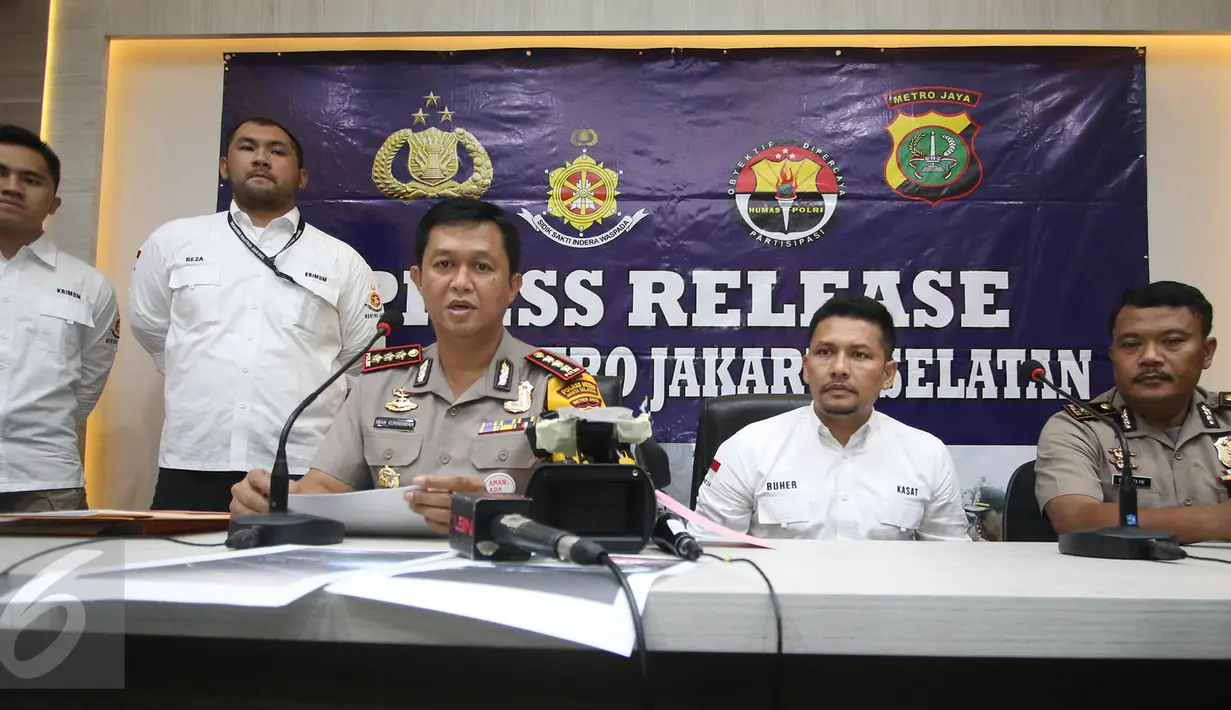 Petugas Polres Metro Jaksel merilis kasus kekerasan terhadap jurnalis TV Haritz Ardiansyah saat melakukan aktivitas peliputan di Jakarta, Kamis (13/4). Pelaku, Kashira Uozumi, juga dinyatakan positif mengonsumsi narkoba (Liputan6.com/Immanuel Antonius)