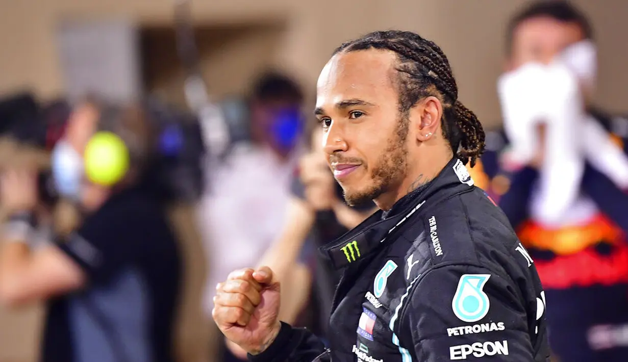 Pembalap Mercedes Lewis Hamilton merayakan kemenangan balapan Formula 1 di Sirkuit Internasional Bahrain, Sakhir, Bahrain, Minggu (29/11/2020). Lewis Hamilton akan absen pada Grand Prix Sakhir akhir pekan ini usai dinyatakan positif COVID-19. (Giuseppe Cacace, Pool via AP, File)