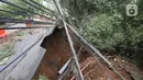 Kondisi longsor di kawasan Jembatan Darul Qur’an, Jalan KH. Tb. M. Falak, Kecamatan Bogor Barat, Kota Bogor, Jawa Barat, Rabu (12/10/2022). Longsor yang terjadi pada kemarin sore saat hujan deras menyebabkan jalan utama yang menghubungkan Jalan Semeru dengan Jalan Raya Loji-Gunung Batu kini hanya dapat dilalui sepeda motor. (merdeka.com/Arie Basuki)