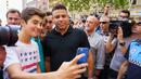 Legenda Brasil, Ronaldo, foto bersama fans saat berkeliling kota usai jumpa pers di Valladolid, (3/9/2018). Ronaldo resmi menjadi Presiden baru Real Valladolid setelah membeli 51 persen saham klub tersebut. (AFP/Cesar Manso)
