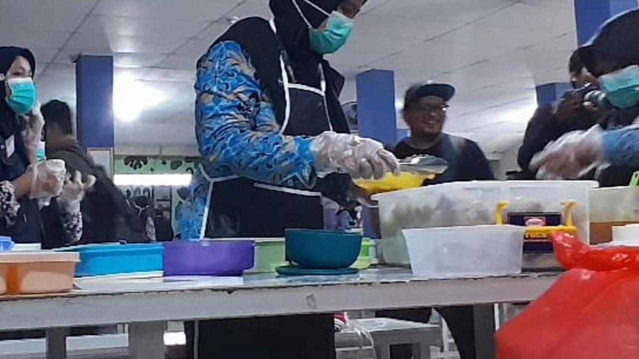 Sementara, simulasi program makan siang gratis ini diadakan oleh Menteri Koordinator Bidang Perekonomian, Airlangga Hartarto.