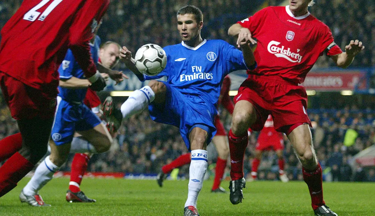 Adrian Mutu terbukti mengkonsumsi kokain dan ia dijatuhi hukuman 7 bulan larangan bermain yang mengakhiri karirnya di Chelsea pada tahun 2004. Tak kapok, dirinya kembali mengkonsumsi sibutramine ketika membela Fiorentina dan dijatuhi hukuman 9 bulan larangan bermain. (Foto: AFP/Jim Watson)