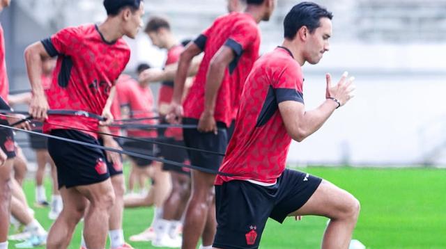 Pemain Persik Kediri Ezra Walian saat mengikuti latihan bareng Persik. (Gatot Sumitro/Bola.com)