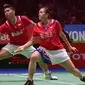 Pasangan Indonesia Praveen Jordan/Melati Daeva Oktavianti mengembalikan kok kepada pasangan Thailand Dechapol Puavaranukroh/Sapsiree Taerattanachai pada laga final ganda campuran All England 2020 di Birmingham, Inggris, Minggu (15/3/2020). Indonesia menang 2-1. (AP Photo/Rui Vieira)