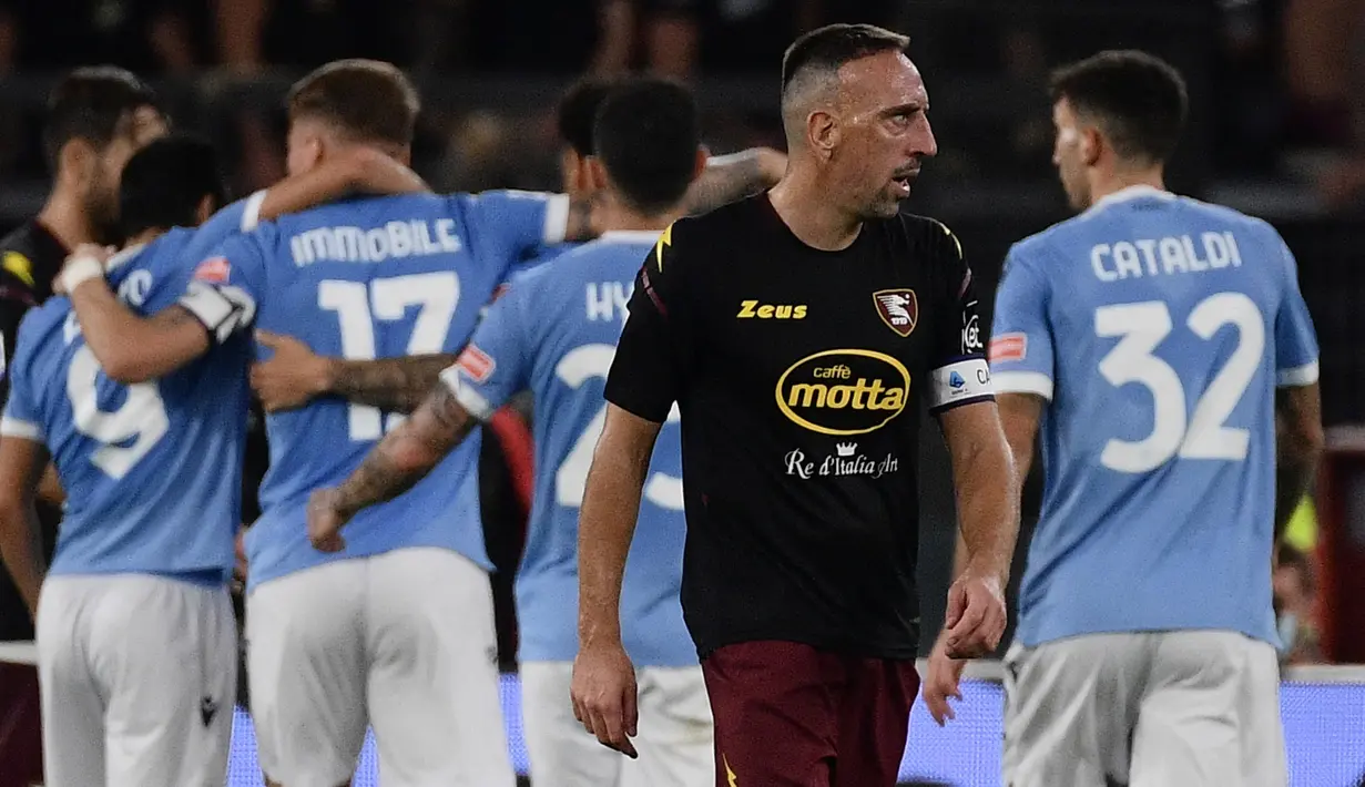 Reaksi kecewa striker Salernitana, Franck Ribery setelah timnya kebobolan oleh Lazio pada laga Liga Italia 2021/2022 di Olympic Stadium, Roma (7/11/2021). Franck Ribery yang belum lama pensiun pada 21 Oktober 2022 bersama Salernitana dilahirkan pada 7 April 1983 di Boulogne-sur-Mer, Prancis. (AFP/Filippo Monteforte)