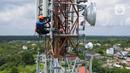 Teknisi melakukan pemeliharaan tower BTS 4G XL Axiata di Kuta Raya, Kayu Agung, Ogan Komering Ilir (OKI), Sumatera Selatan. Senin (13/3/2023). XL Axiata memprediksi, akan terjadi peningkatan trafik layanan data sekitar 20 persen hingga 30 persen saat Ramadan dan Lebaran dibandingkan hari biasa.  (Liputan6.com/Herman Zakharia)