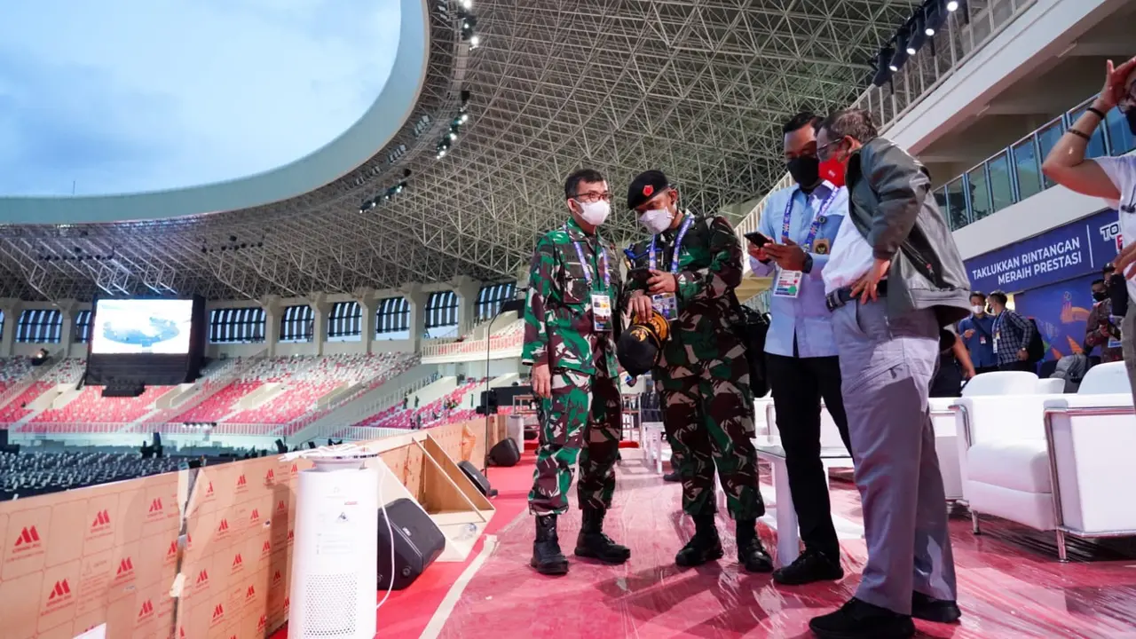 Menko Polhukam Mahfud Md meninjau langsung kondisi Papua bersama Menteri dalam Negeri Tito Karnavian. (Istimewa))