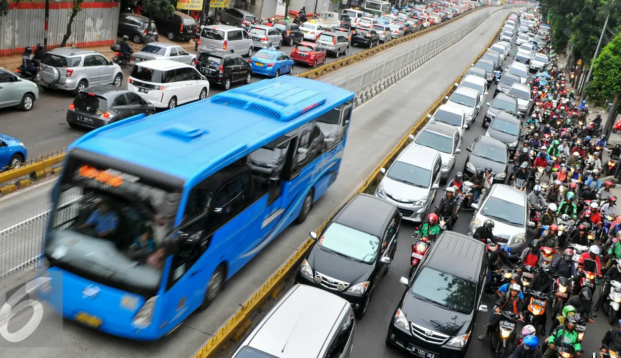 Bus Transjakarta melintas dengan lancar di Jalan Mampang Prapatan, Jakarta, Selasa (14/6/2016). Untuk menjaga jalur Transjakarta tetap steril, Dishub DKI Jakarta mengerahkan puluhan petugas. (Liputan6.com/Yoppy Renato)