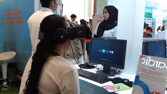 Instalai Virtual Reality di booth pameran turisme kota Seoul di West Mall Grand Indonesia Jakarta. Booth tersebut dibuka untuk publik pada 17-19 Agustus 2018 (19/8) (Rizki Akbar Hasan / Liputan6.com)